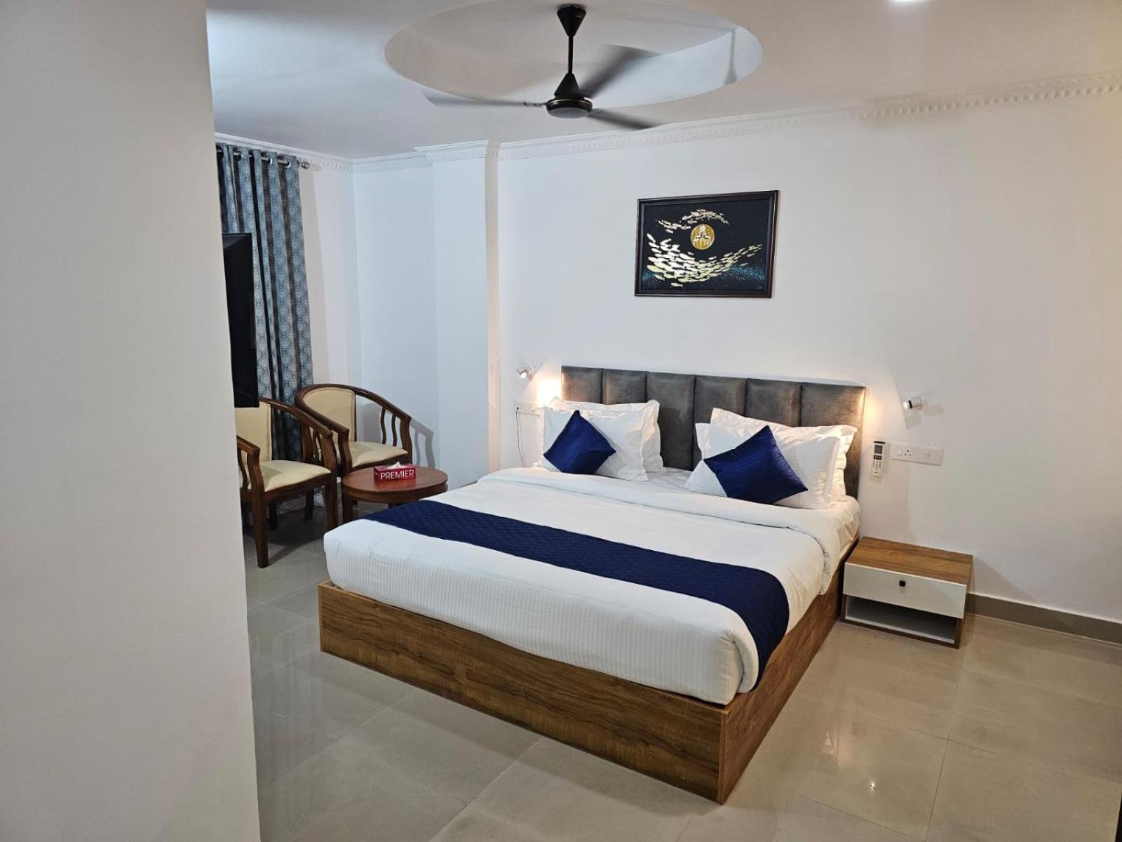 Pearl Residency Hotel Ayoor Ngoại thất bức ảnh